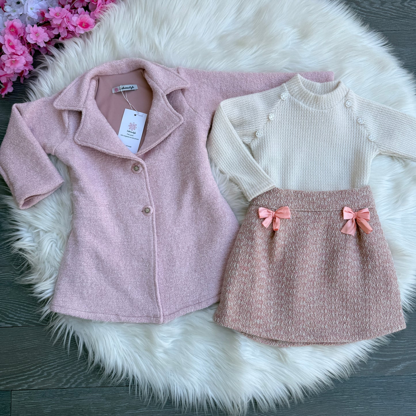 Ensemble manteau, jupe et tricot