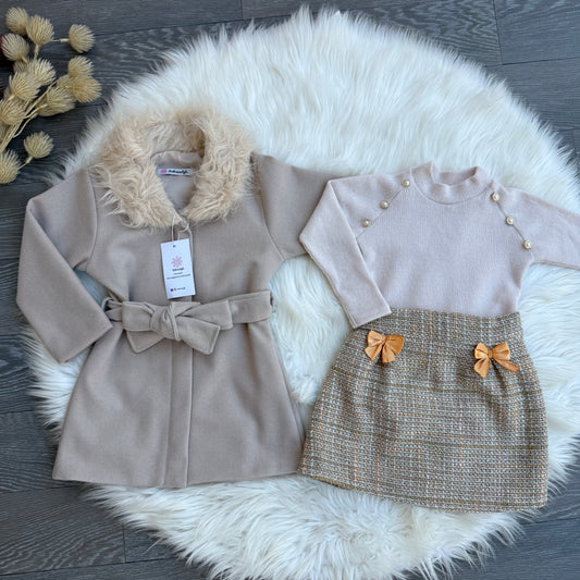 Ensemble manteau, jupe et tricot